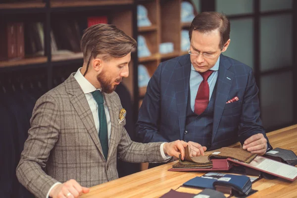 Geschäftsleute in der Werkstatt — Stockfoto