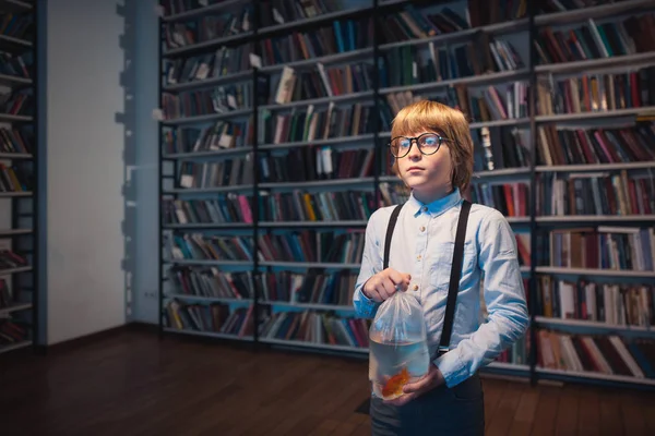 Niño con peces de colores —  Fotos de Stock