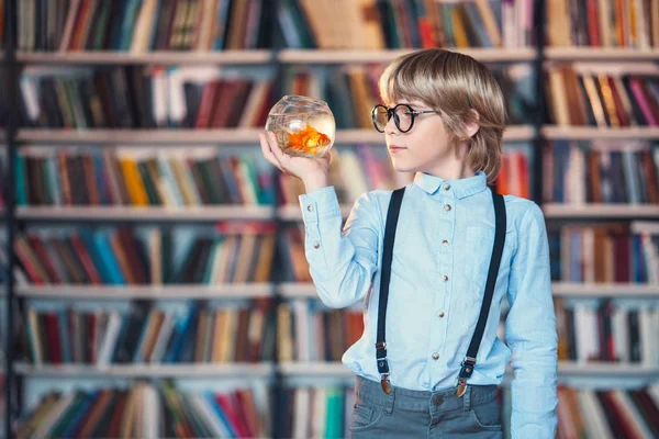 In biblioteca — Foto Stock