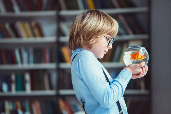 Мальчик с аквариумом — стоковое фото