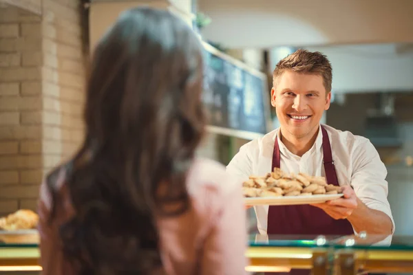 Baker and customer — Stock Photo, Image