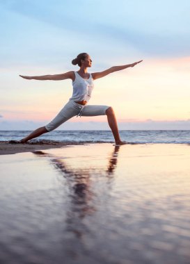 Sahilde yoga.