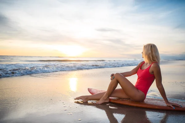 Frau mit Surfbrett — Stockfoto