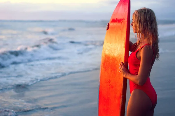 Όμορφη surfer — Φωτογραφία Αρχείου