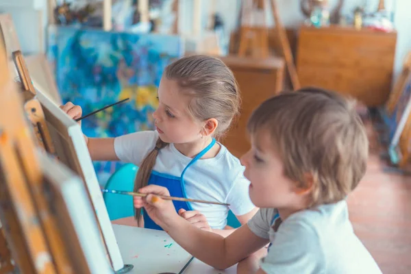 Pequeños pintores — Foto de Stock