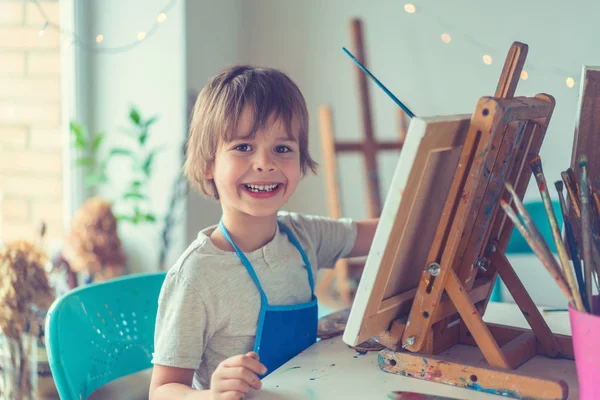 Junge im Atelier — Stockfoto