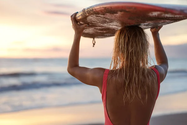 Jugendlicher Surfer im Freien — Stockfoto