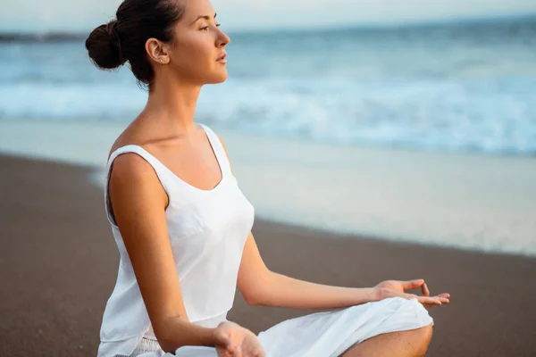 Meditación al aire libre — Foto de Stock