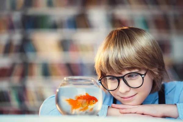 Pojke med guldfisk — Stockfoto