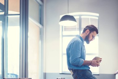 çekici bir genç adam