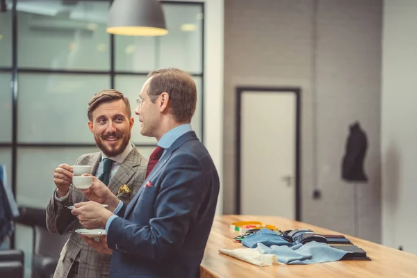 Tailor and customer — Stock Photo, Image