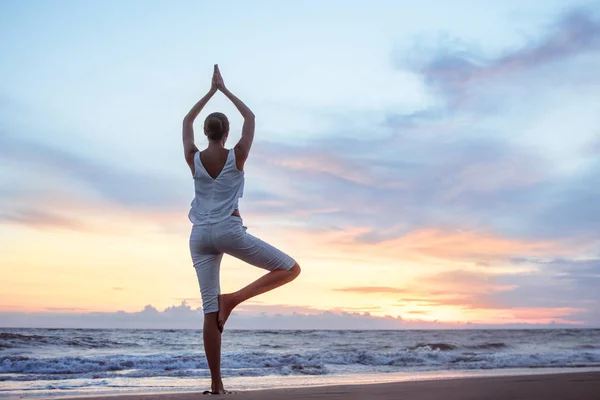 Yoga la apus — Fotografie, imagine de stoc