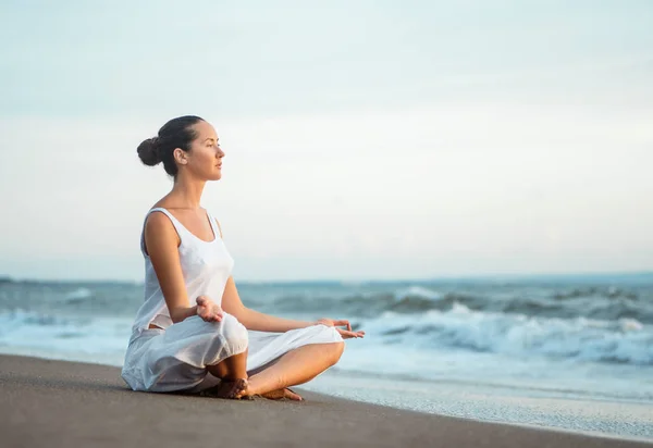 Yoga i sommar — Stockfoto