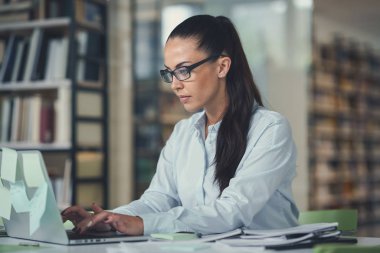 iş yerinde iş kadını