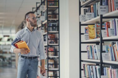 Kütüphanede genç bir adam