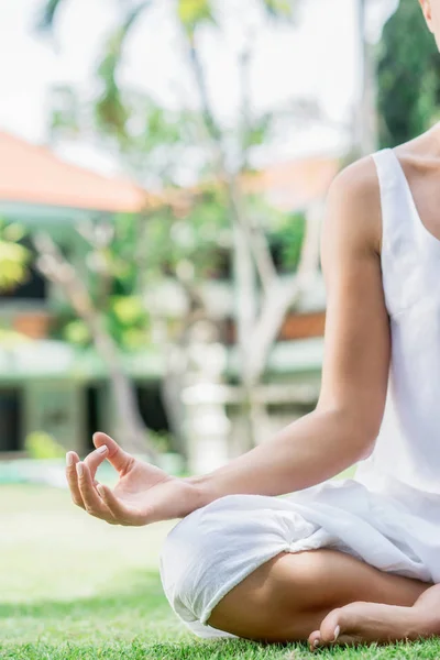 Yoga på gräsmattan — Stockfoto