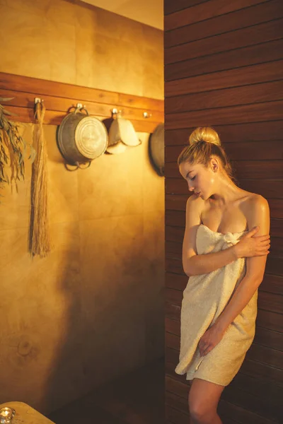 Femme dans le sauna — Photo
