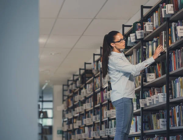 Studente in biblioteca — Foto Stock