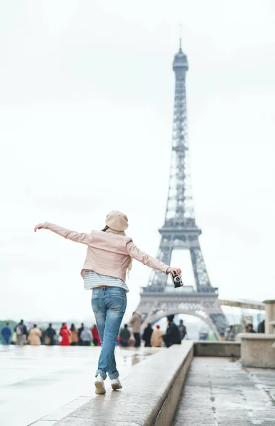 Ragazza felice alla torre — Foto Stock