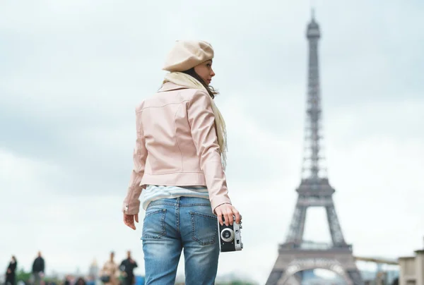 Jeune fille avec une caméra rétro — Photo