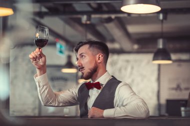 Kafedeki genç adam.