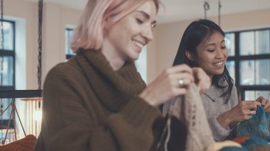 Stüdyoda genç bir kadın