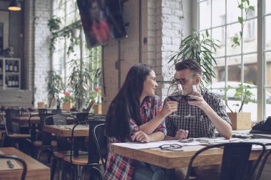 Genç çift gülümsüyor