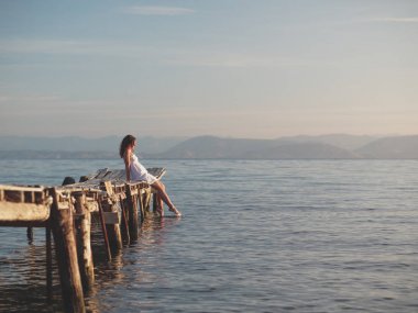 kadın bir iskele üzerinde