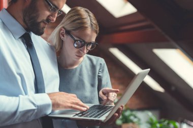 İş yerinde insanlar