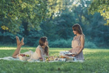 gülümseyen kız parkta