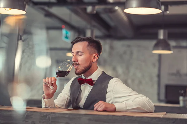Чоловік п'є вино — стокове фото