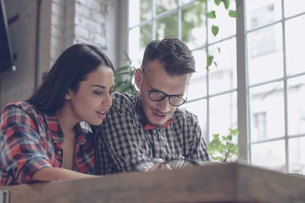 Jóvenes hipsters en el trabajo — Foto de Stock