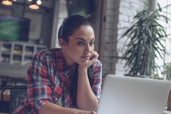 Arbeitendes junges Mädchen — Stockfoto