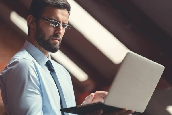 Jeune homme d'affaires au travail — Photo