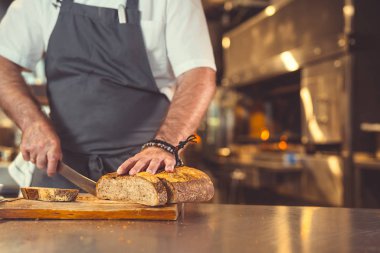 Mutfakta yemek yapmak.