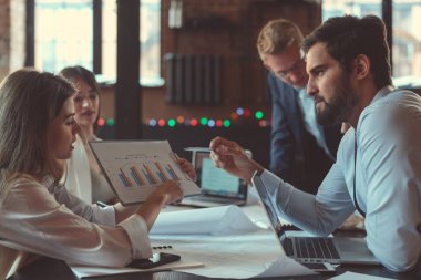 Bir grup insan iş yerinde