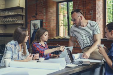 İş yerinde genç hipsters