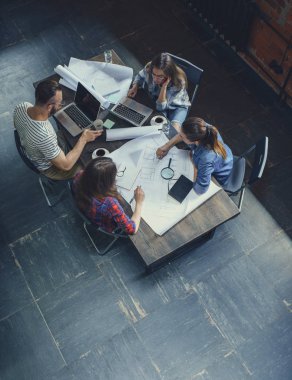 Genç insanlar çalışma