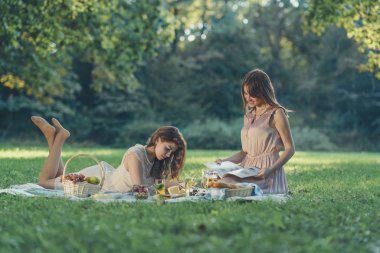 Genç kızlar tatilde