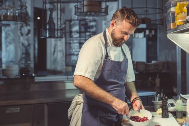 Üniformalı erkeklere