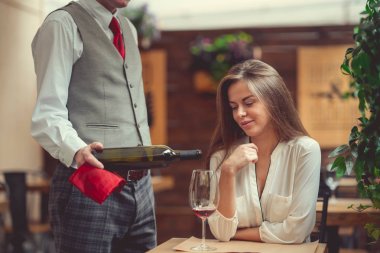 Garson ile gülümseyen müşteri