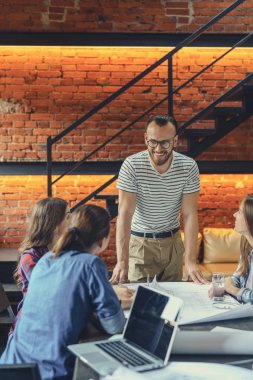 toplantıda gülümseyen adam