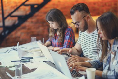 Genç işçiler kapalı