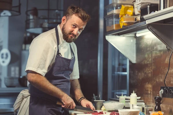 Homme cuisine à l'intérieur — Photo