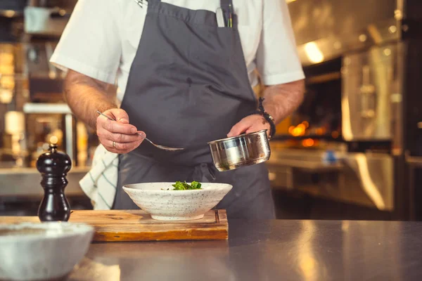 Professionnel dans la cuisine — Photo