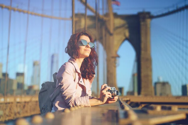 Frau auf einer Brücke — Stockfoto