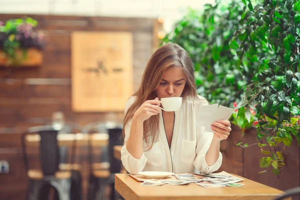 Vrouw in restaurant — Stockfoto