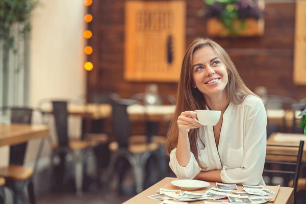 Femme heureuse à l'intérieur — Photo