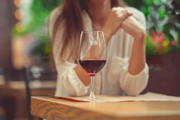 Vrouw in café — Stockfoto