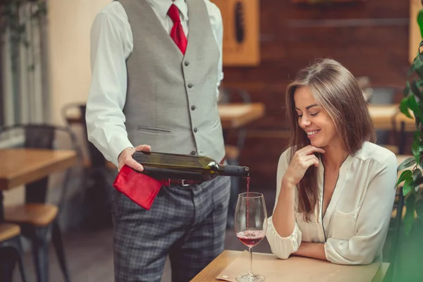 Jonge vrouw en ober — Stockfoto